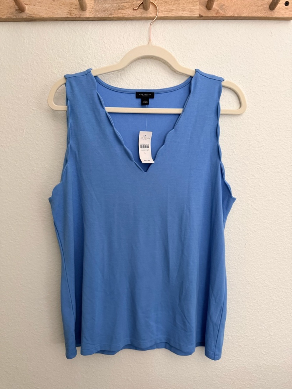 3 for $30 🔹 NWT- Ann Taylor Factory Top with Scalloped Detail- Size Large